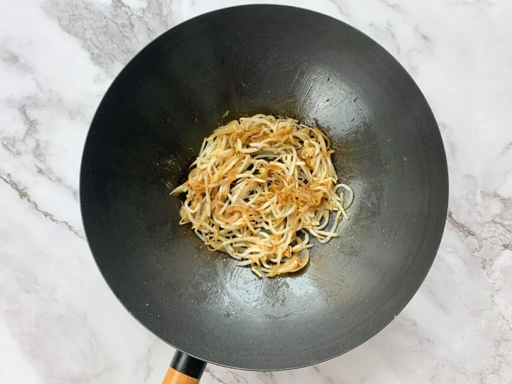 Frying the beansprouts and garlic