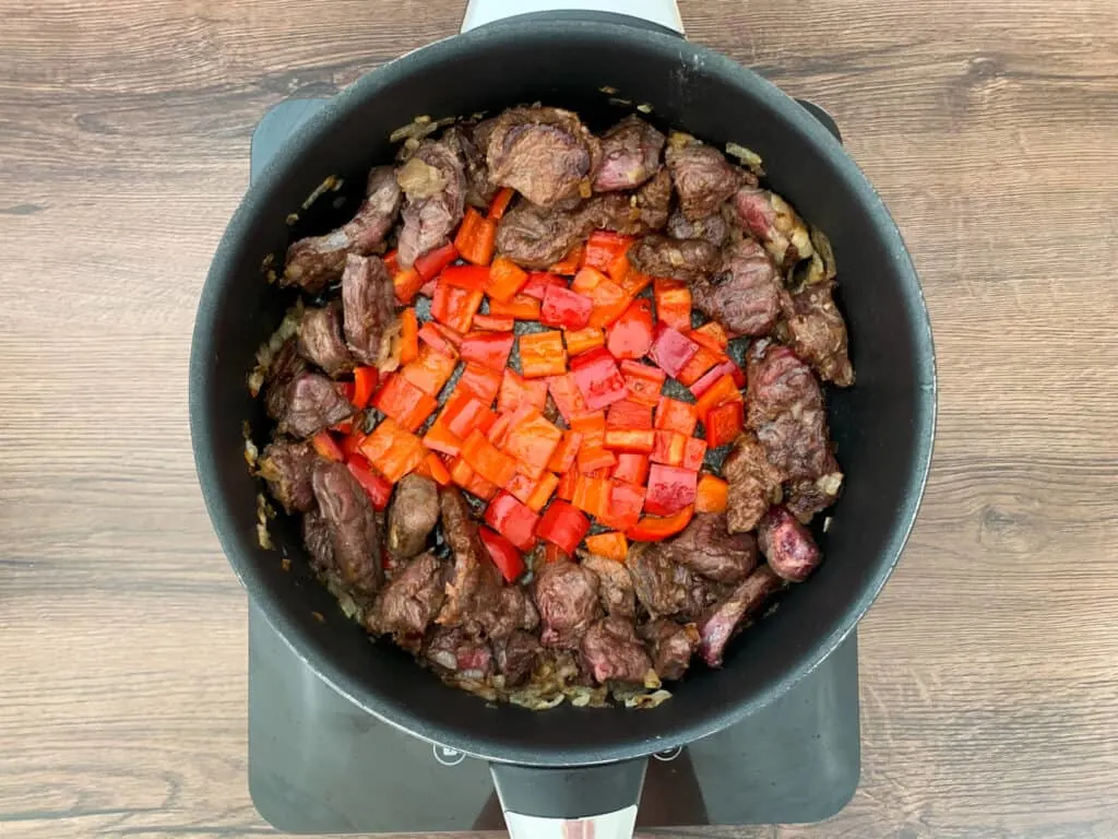 Slightly charred peppers and beef in a pan