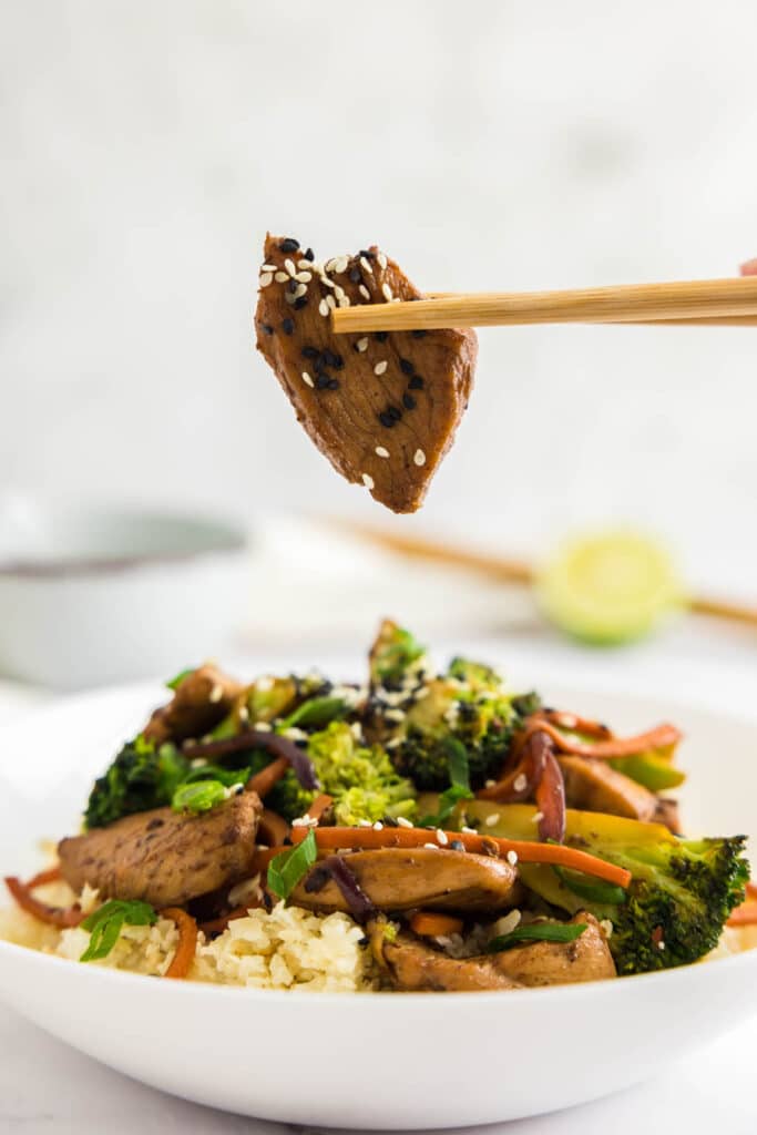 Keto chicken stir fry with sesame seeds.