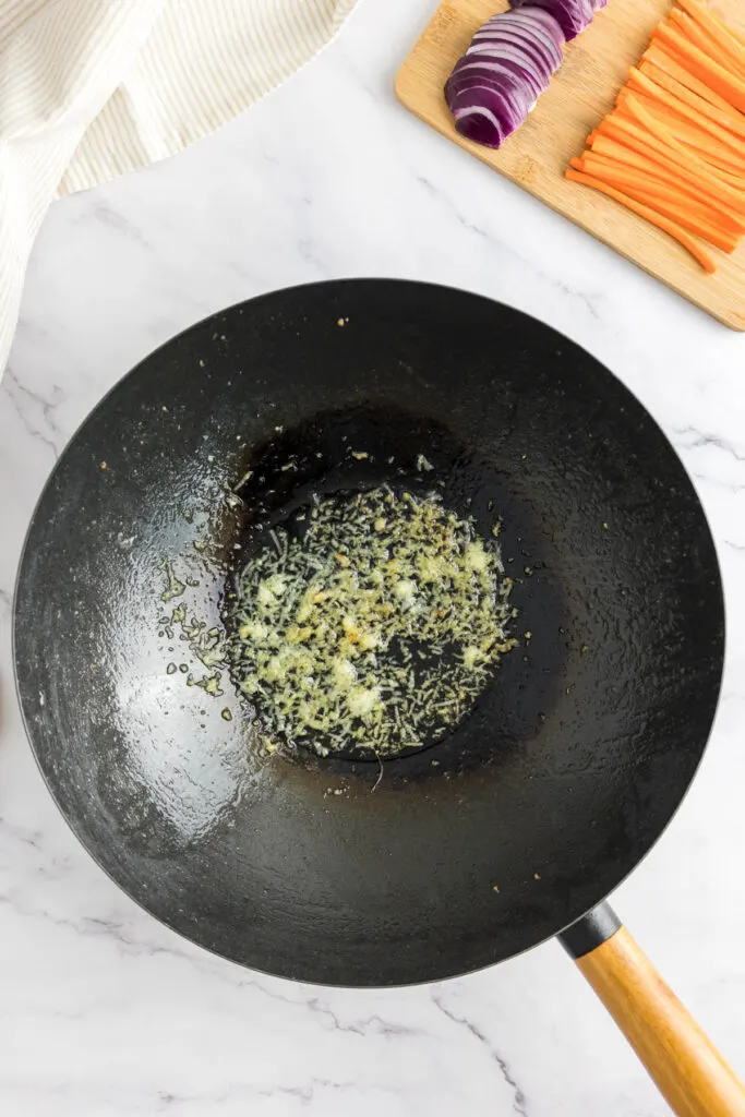 Cooked mince garlic and ginger in a wok