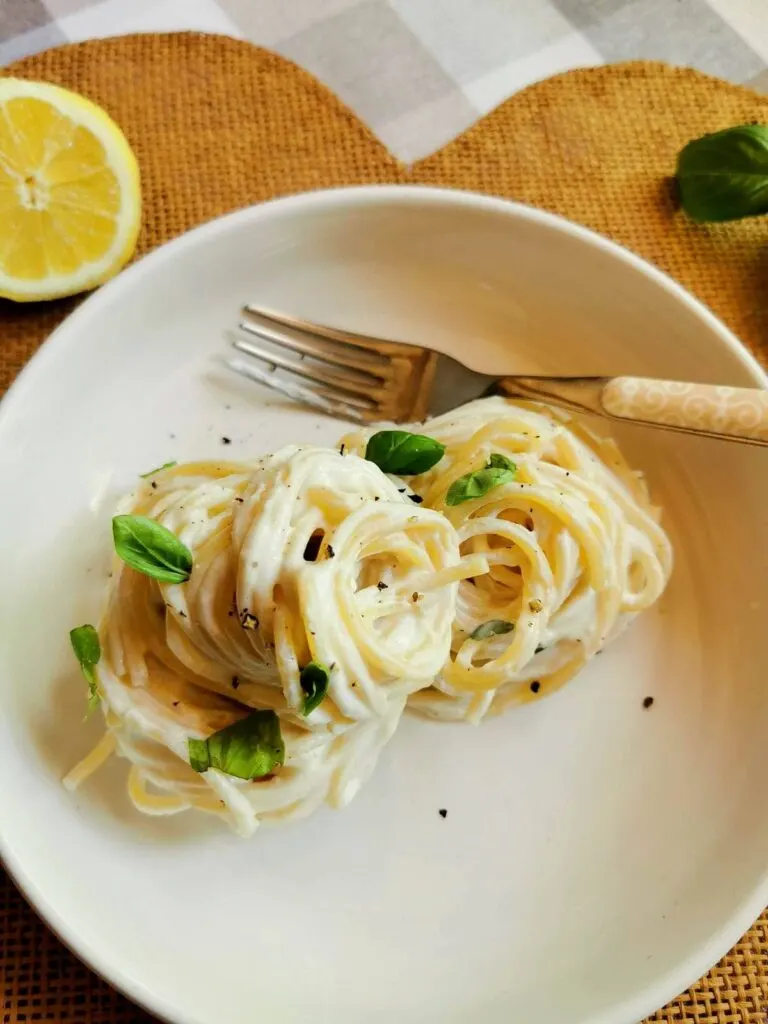 spaghetti al limone in a bowl