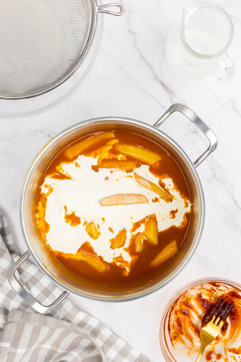 Adding cream to the Tteokbokki
